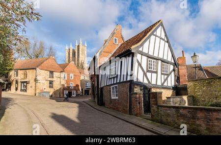 Ammira Michaelgate, la casa Crooked e le torri della cattedrale, Lincoln City, Lincolnshire, Inghilterra, Regno Unito Foto Stock