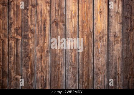 Tavole di legno marrone scuro, sfondo di legno intemprato, struttura astratta Foto Stock