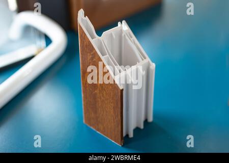 Sezione trasversale finestra in PVC marrone, primo piano Foto Stock