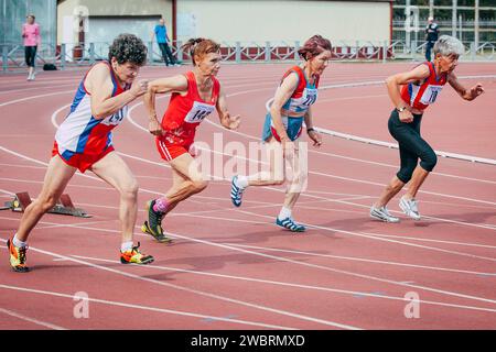 Chelyabinsk, Russia - 28 agosto 2015: Corridore donna senior che corre a 100 metri di distanza in atletica Foto Stock