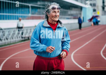 Chelyabinsk, Russia - 28 agosto 2015: Primo piano del corridore maschile di 70 anni che corre in master di atletica leggera Foto Stock