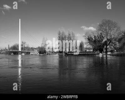 Paesaggio bianco e nero delle inondazioni invernali, narrowboat sul Tamigi, Caversha, Reading, Berkshire, Inghilterra, REGNO UNITO, REGNO UNITO. Foto Stock