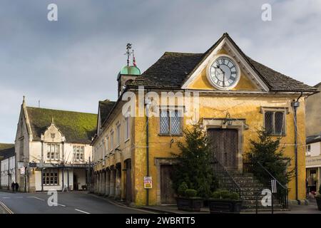 Market House di livello 1 e Sooty Fox Hotel nel centro di Tetbury, Gloucestershire, Regno Unito Foto Stock