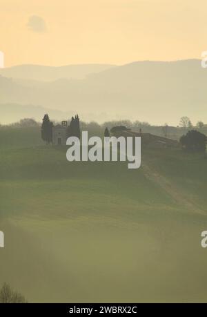 Una vista idilliaca della cappella della madonna di vitaleta in Toscana. Foto Stock