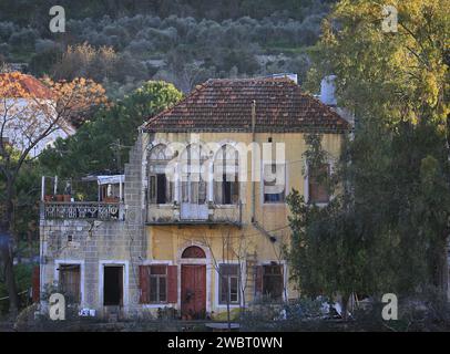 Una tradizionale casa libanese, ancora abitata. Foto Stock