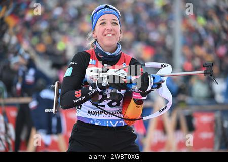 Ruhpolding, Germania. 12 gennaio 2024. Biathlon: Coppa del mondo, sprint 7,5 km, donne. Franziska Preuss dalla Germania al poligono di tiro. Crediti: Sven Hoppe/dpa/Alamy Live News Foto Stock