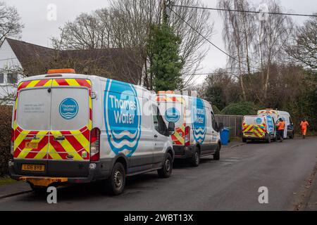 Cookham, Regno Unito. 12 gennaio 2024. La compagnia idrica Thames Water si è scusata con i residenti che vivono a Cookham, nel Berkshire, dopo che le acque reflue sono fluite nelle loro proprietà. A seguito della recente alluvione, la stazione di pompaggio delle acque reflue del Tamigi è stata fuori uso a causa dell'allagamento dell'impianto elettrico. Gli ingegneri di Thames Water stanno lavorando alla stazione di pompaggio per riparare i componenti elettrici, mentre le acque reflue in eccesso vengono pompate nelle autocisterne e portate via. Credito: Maureen McLean/Alamy Live News Foto Stock