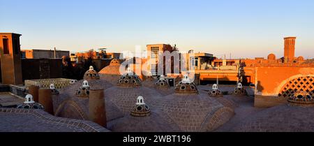 Tetto a cupola del Sultan Amir Ahmad Bathhouse alias Qasemi Bathhouse in Kashan, costruito nel XVI secolo durante l'era safavide Foto Stock