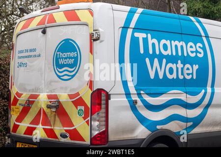 Cookham, Regno Unito. 12 gennaio 2024. La compagnia idrica Thames Water si è scusata con i residenti che vivono a Cookham, nel Berkshire, dopo che le acque reflue sono fluite nelle loro proprietà. A seguito della recente alluvione, la stazione di pompaggio delle acque reflue del Tamigi è stata fuori uso a causa dell'allagamento dell'impianto elettrico. Gli ingegneri di Thames Water stanno lavorando alla stazione di pompaggio per riparare i componenti elettrici, mentre le acque reflue in eccesso vengono pompate nelle autocisterne e portate via. Credito: Maureen McLean/Alamy Live News Foto Stock