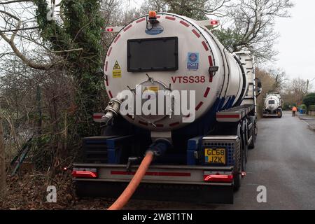 Cookham, Regno Unito. 12 gennaio 2024. La compagnia idrica Thames Water si è scusata con i residenti che vivono a Cookham, nel Berkshire, dopo che le acque reflue sono fluite nelle loro proprietà. A seguito della recente alluvione, la stazione di pompaggio delle acque reflue del Tamigi è stata fuori uso a causa dell'allagamento dell'impianto elettrico. Gli ingegneri di Thames Water stanno lavorando alla stazione di pompaggio per riparare i componenti elettrici, mentre le acque reflue in eccesso vengono pompate nelle autocisterne e portate via. Credito: Maureen McLean/Alamy Live News Foto Stock