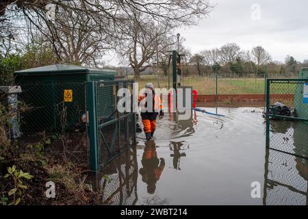 Cookham, Regno Unito. 12 gennaio 2024. La compagnia idrica Thames Water si è scusata con i residenti che vivono a Cookham, nel Berkshire, dopo che le acque reflue sono fluite nelle loro proprietà. A seguito della recente alluvione, la stazione di pompaggio delle acque reflue del Tamigi è stata fuori uso a causa dell'allagamento dell'impianto elettrico. Gli ingegneri di Thames Water stanno lavorando alla stazione di pompaggio per riparare i componenti elettrici, mentre le acque reflue in eccesso vengono pompate nelle autocisterne e portate via. Credito: Maureen McLean/Alamy Live News Foto Stock