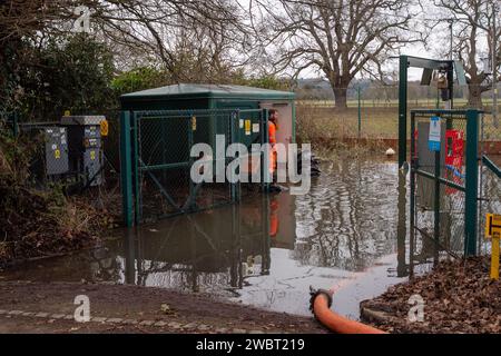 Cookham, Regno Unito. 12 gennaio 2024. La compagnia idrica Thames Water si è scusata con i residenti che vivono a Cookham, nel Berkshire, dopo che le acque reflue sono fluite nelle loro proprietà. A seguito della recente alluvione, la stazione di pompaggio delle acque reflue del Tamigi è stata fuori uso a causa dell'allagamento dell'impianto elettrico. Gli ingegneri di Thames Water stanno lavorando alla stazione di pompaggio per riparare i componenti elettrici, mentre le acque reflue in eccesso vengono pompate nelle autocisterne e portate via. Credito: Maureen McLean/Alamy Live News Foto Stock