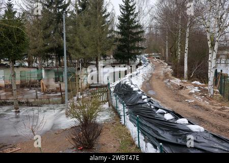 Sassonia-Anhalt, Oberröblingen: 12 gennaio 2024, dopo l'inondazione dell'Helme, riappaiono i prati dietro una diga temporanea. Mentre la situazione alla diga e lungo l'Helme si sta allentando, il distretto di Mansfeld-Südharz sta progettando di revocare lo stato di emergenza. Nel distretto nel sud della Sassonia-Anhalt, il fiume Helme fece irruzione in luoghi poco prima della fine dell'anno. Dopo che il distretto dichiarò lo stato di disastro il 30 dicembre e quindi prese il controllo dell'organizzazione, circa 200 soldati furono schierati in Sassonia-Anhalt dal 5 gennaio in poi. Foto: Jan Woitas/dpa Foto Stock