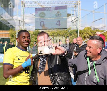 San Pedro del Pinatar, Spagna. 12 gennaio 2024. Noah Sadiki (27) dell'Union Saint-Gilloise è in posa con i tifosi dopo una partita di calcio amichevole tra FC St Gallen e Royale Union Saint-Gilloise venerdì 11 gennaio 2024 a San Pedro del Pinatar, in Spagna. Credito: Sportpix/Alamy Live News Foto Stock