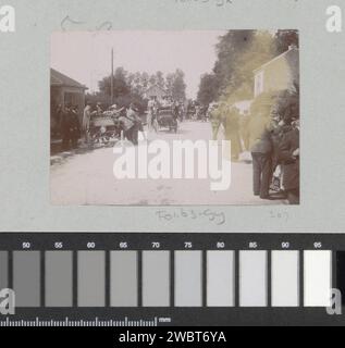 Inizio della gara Parigi-Amsterdam per Automobiles, 1898 Fotografia parte dell'album fotografico di un fotografo dilettante francese con registrazioni di viaggi in Francia, Spagna, Belgio, Lussemburgo e Paesi Bassi, le prime auto e gare automobilistiche. Giornale di Parigi. supporto fotografico automobile. via (+ città(-scape) con cifre, personale). Gare automobilistiche a Parigi Foto Stock