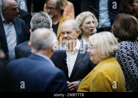 OLAF Scholz SPD, Bundeskanzler, aufgenommen im Rahmen eines Gruppenfotos der SPD Bundestagsfraktion im Paul Loebe Haus. Berlino, 12.01.2024. Berlin Deutschland *** Olaf Scholz SPD , Cancelliere federale, scattata nell'ambito di una foto di gruppo del gruppo parlamentare SPD nella Paul Loebe Haus Berlin, 12 01 2024 Berlino Germania Copyright: XSebastianxRaux Foto Stock