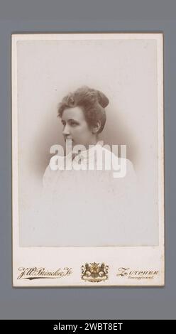 Ritratto di una giovane donna sconosciuta, Johan Wilhelm Jr. Brincker, 1898 - 1923 fotografia. Visita la carta Zutphen baryta. adolescente di cartone, giovane donna, fanciulla. anonimo personaggio storico ritratto Foto Stock