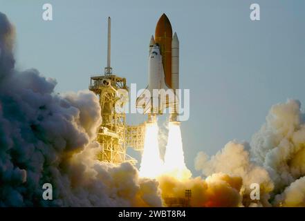 KENNEDY SPACE CENTER, FLORIDA, USA - 8 agosto 2007 - uscendo dai mucchi di fumo sottostanti, lo Space Shuttle Endeavour sfreccia nel cielo su missio Foto Stock