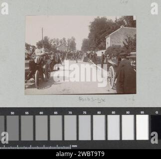 Inizio della gara Parigi-Amsterdam per Automobiles, 1898 Fotografia parte dell'album fotografico di un fotografo dilettante francese con registrazioni di viaggi in Francia, Spagna, Belgio, Lussemburgo e Paesi Bassi, le prime auto e gare automobilistiche. Giornale di Parigi. supporto fotografico automobile. via (+ città(-scape) con cifre, personale). Gare automobilistiche a Parigi Foto Stock