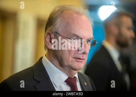 Heidelberg, Germania. 12 gennaio 2024. Reiner Haseloff (CDU), Ministro Presidente della Sassonia-Anhalt, arriva alla riunione chiusa del Comitato esecutivo federale della CDU e fa una dichiarazione. Crediti: Helmut Fricke/dpa/Alamy Live News Foto Stock