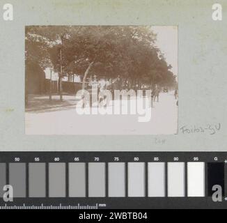 Inizio della gara Parigi-Amsterdam per Automobiles, 1898 Fotografia parte dell'album fotografico di un fotografo dilettante francese con registrazioni di viaggi in Francia, Spagna, Belgio, Lussemburgo e Paesi Bassi, le prime auto e gare automobilistiche. Giornale di Parigi. supporto fotografico automobile. via (+ città(-scape) con cifre, personale). Gare automobilistiche a Parigi Foto Stock