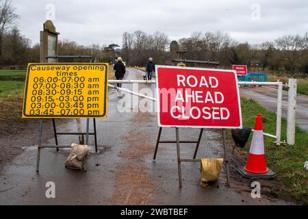 Cookham, Regno Unito. 6 gennaio 2024. La strada principale B4447 attraverso Cookham Moor nel villaggio di Cookham, Berkshire, rimane chiusa a causa delle inondazioni dal Tamigi. La vecchia strada accanto ad essa chiamata Causeway è aperta per ore prestabilite per consentire a un numero limitato di veicoli di attraversare il ponte lì. Credito: Maureen McLean/Alamy Live News Foto Stock