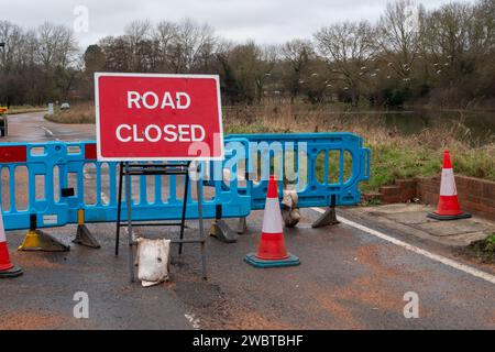 Cookham, Regno Unito. 6 gennaio 2024. La strada principale B4447 attraverso Cookham Moor nel villaggio di Cookham, Berkshire, rimane chiusa a causa delle inondazioni dal Tamigi. La vecchia strada accanto ad essa chiamata Causeway è aperta per ore prestabilite per consentire a un numero limitato di veicoli di attraversare il ponte lì. Credito: Maureen McLean/Alamy Live News Foto Stock