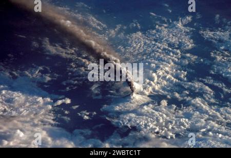 SICILIA, ITALIA - 14 dicembre 2002 - vulcano Etna in eruzione sull'isola di Sicilia. La vista obliqua e rivolta a sud mostra il pennacchio di cenere scuro dell'Etna Foto Stock
