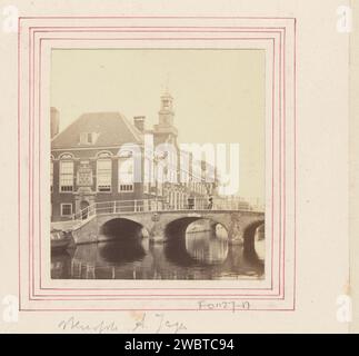 Ponte e la vecchia casa delle donne e dei bambini sullo Spui a l'Aia, Andries Jager (attribuito a), c. 1870 Fotografia parte dell'album con foto e litografie di luoghi di interesse nelle città dell'Olanda settentrionale e meridionale, dipinti e costumi tradizionali. Ponte di stampa per albumi di supporto fotografico dell'Aia. Orfanotrofio Say Foto Stock