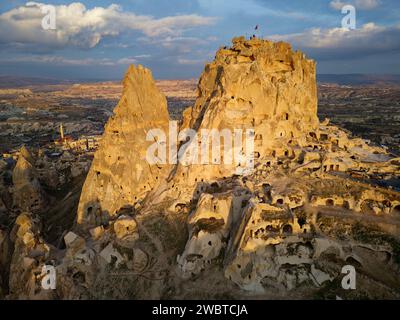 Vista aerea del castello di Uchisar in Cappadocia, Turchia al tramonto. Persone che si godono la vista dalla cima del castello. Foto Stock