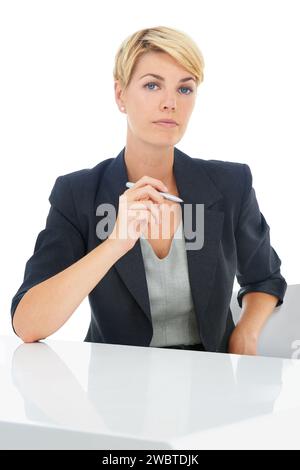 Donna d'affari, ritrattista e consulente esperta di un dipendente con sfondo bianco in studio. Azienda, scrivania e professionista femminile con carriera e. Foto Stock