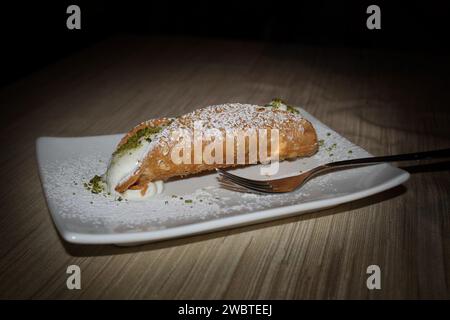 Cannoli siciliani, il fritto tradizionale di pasta farcita con crema dolce ripieno contenente la ricotta. Foto Stock