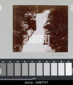 Cascata nelle Alpi, c. 1905 - c. 1910 Fotografia parte di un album fotografico di un fotografo dilettante francese con attrazioni in Francia, Svizzera e Italia. Carta Alps. supporto fotografico delle formazioni rocciose. Cascate alpine Foto Stock