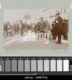 Tricicli motorizzati all'inizio della gara Nice-Magagnosc, 1899 Fotografia parte dell'album fotografico di un fotografo dilettante francese con registrazioni di viaggi in Francia, Spagna, Belgio, Lussemburgo e Paesi Bassi, le prime auto e gare automobilistiche. Bel giornale. motocicli di supporto fotografico e altri veicoli a motore a due ruote. Gare automobilistiche Nizza Foto Stock