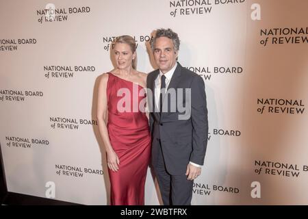 New York, Stati Uniti. 11 gennaio 2024. Sunrise Coigney e Mark Ruffalo partecipano al 2024 National Board of Review Gala a Cipriani 42nd Street a New York City, USA, l'11 gennaio 2024. (Foto di Thenews2/NurPhoto) credito: NurPhoto SRL/Alamy Live News Foto Stock