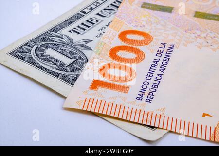 Mille pesos argentini e un dollaro Foto Stock