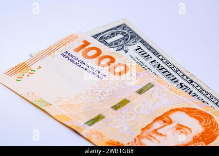 Mille pesos argentini e un dollaro Foto Stock