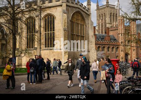 Sebbene conosciuta per la sua prestigiosa università, Cambridge è anche una delle città più disuguali del Regno Unito. C’è un’allarmante disparità tra “città e abito” in termini di ricchezza. Foto Stock