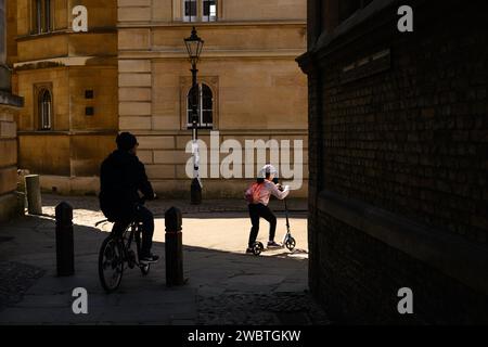 Sebbene conosciuta per la sua prestigiosa università, Cambridge è anche una delle città più disuguali del Regno Unito. C’è un’allarmante disparità tra “città e abito” in termini di ricchezza. Foto Stock