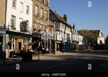 Sebbene conosciuta per la sua prestigiosa università, Cambridge è anche una delle città più disuguali del Regno Unito. C’è un’allarmante disparità tra “città e abito” in termini di ricchezza. Foto Stock