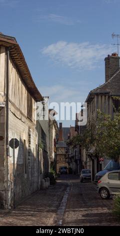 A Troyes, in Francia, la strada pedonale lastricata Linard Gonthier, fiancheggiata da edifici medievali in legno e mezzo, si trova proprio dietro il museo di arte moderna. Foto Stock