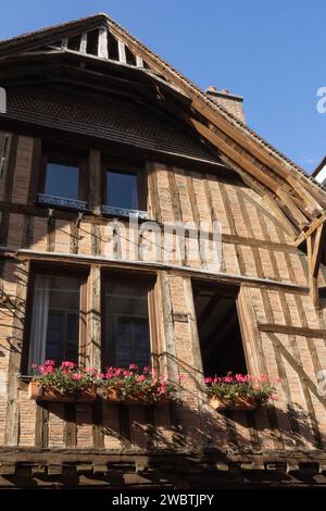 A Troyes, in Francia, le case medioevali a graticcio, con un mattone, non il wattle e il daub generalmente appartenevano ai prestatori di denaro, in quanto il mattone era più sicuro. Foto Stock