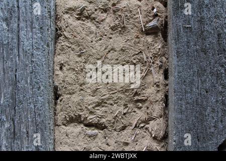 Dettaglio del riempimento di sonaglino e daub in una casa a graticcio a Mesnil-Saint-Père nella regione francese Champagne-Ardenne. Foto Stock