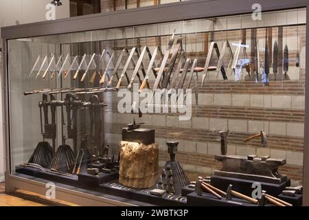 Lime in legno e metallo realizzate a mano e tutto ciò di cui hai bisogno per realizzare questi utensili manuali, in mostra presso la Maison de l'Outil (museo degli attrezzi) di Troyes, Francia. Foto Stock