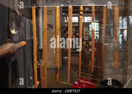 Gli antichi strumenti per la produzione di clogmaker in legno sono esposti presso la Maison de l'Outil (museo degli attrezzi) di Troyes, Francia. Foto Stock