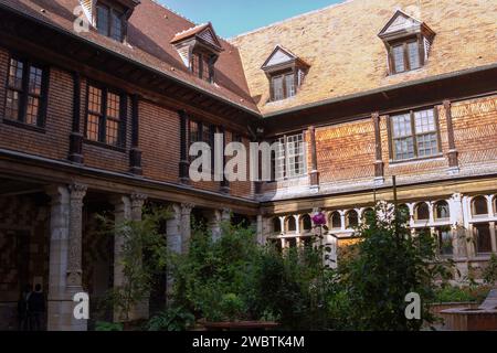 L'Hotel de Mauroy, Troyes, Francia, con il suo tetto piastrellato e la facciata in legno di ciottoli, ospita il Museo degli strumenti o la Maison de l'Outil et de la pensée ouvrière. Foto Stock