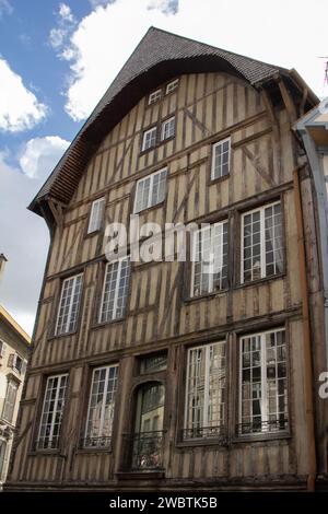 Maison des Chanoines, rue Émile Zola a Troyes, Francia, fu ricostruita qui su una base di cemento nel 1969, quindi la porta d'ingresso originale è ora su un piano! Foto Stock