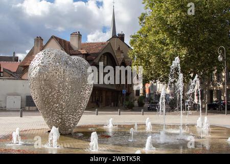 Il cuore di Troyes, Francia, una scultura di 2 tonnellate, alta 3,5 m, realizzata da artisti locali Michèle e Thierry Kayo-Houël, si trova nel centro storico della città. Foto Stock