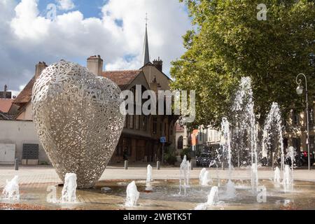 Il cuore di Troyes, Francia, una scultura di 2 tonnellate, alta 3,5 m, realizzata da artisti locali Michèle e Thierry Kayo-Houël, si trova nel centro storico della città. Foto Stock