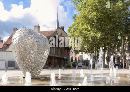 Il cuore di Troyes, Francia, una scultura di 2 tonnellate, alta 3,5 m, realizzata da artisti locali Michèle e Thierry Kayo-Houël, si trova nel centro storico della città. Foto Stock